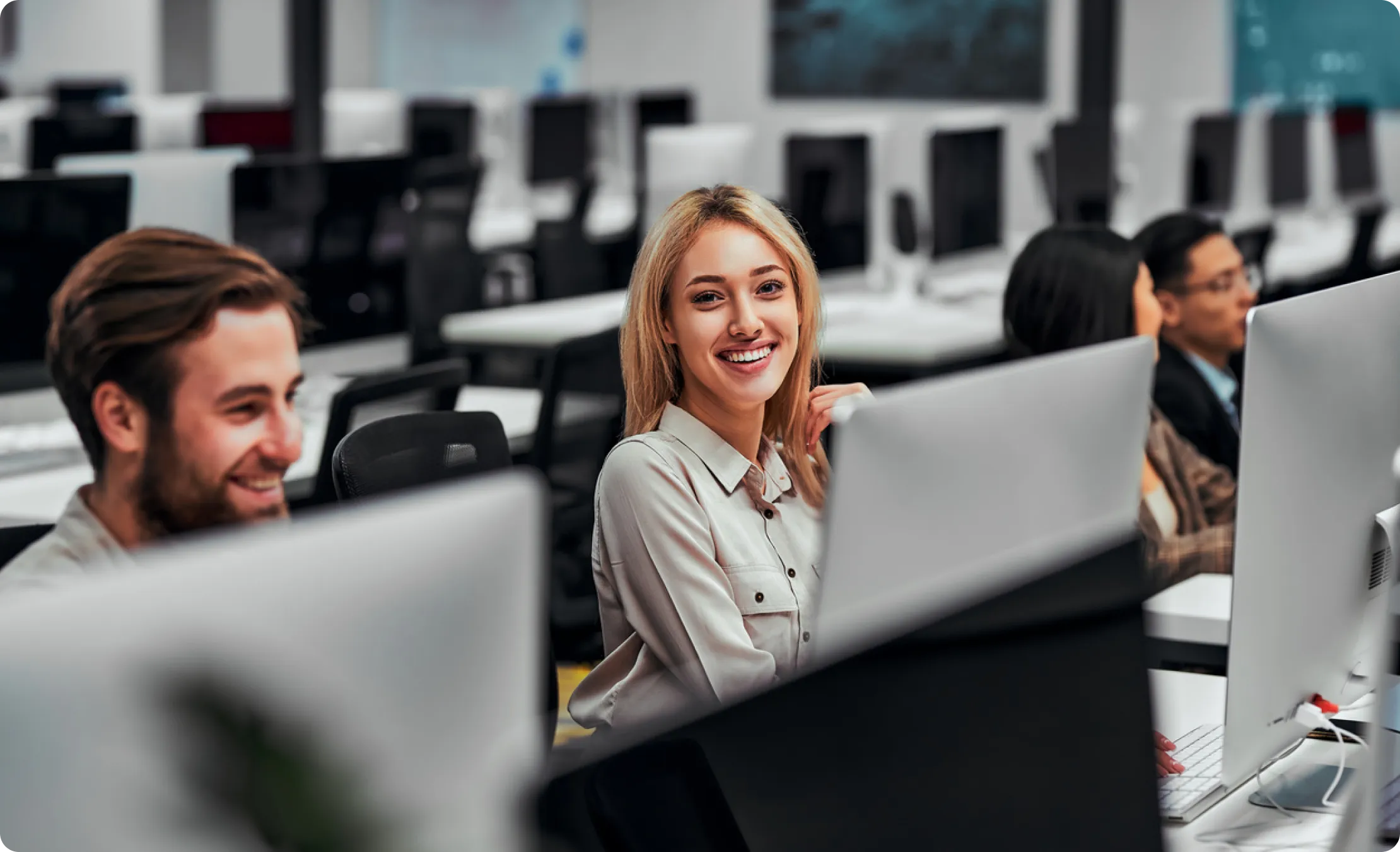 A girl smilling with computers